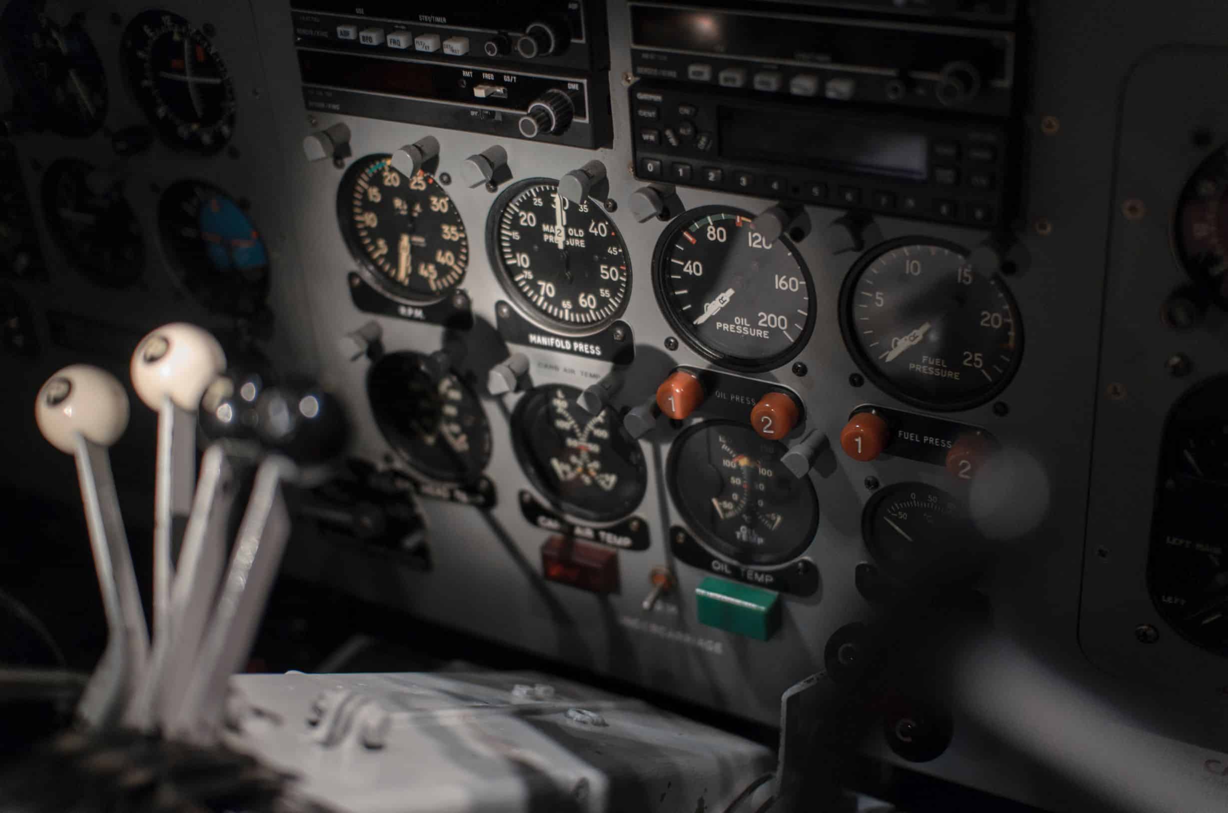 panel de control de un avión