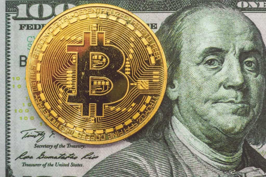 moneda bitcoin sobre billete