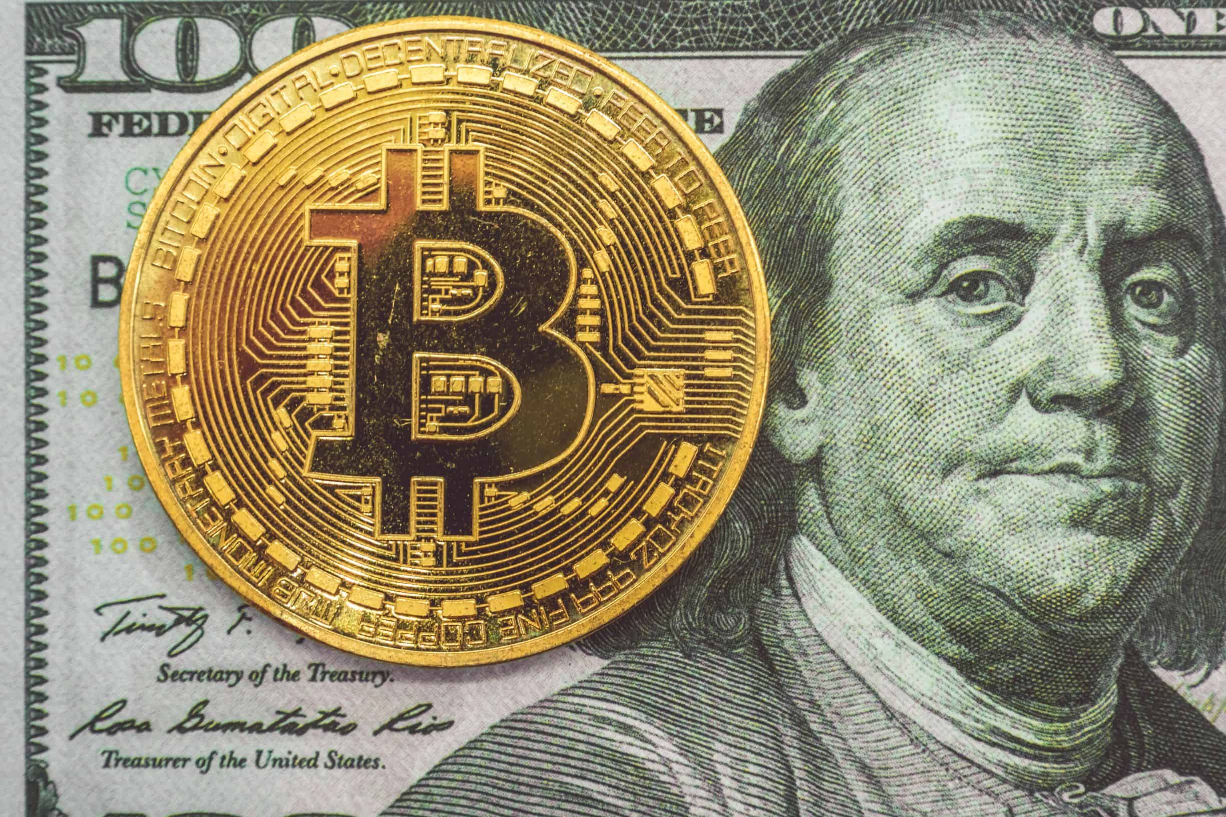 moneda bitcoin sobre billete